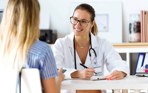 Behandelnde Ärzte/innen und IV-Stelle: Eine verstärkte Allianz für die Patienten/innen